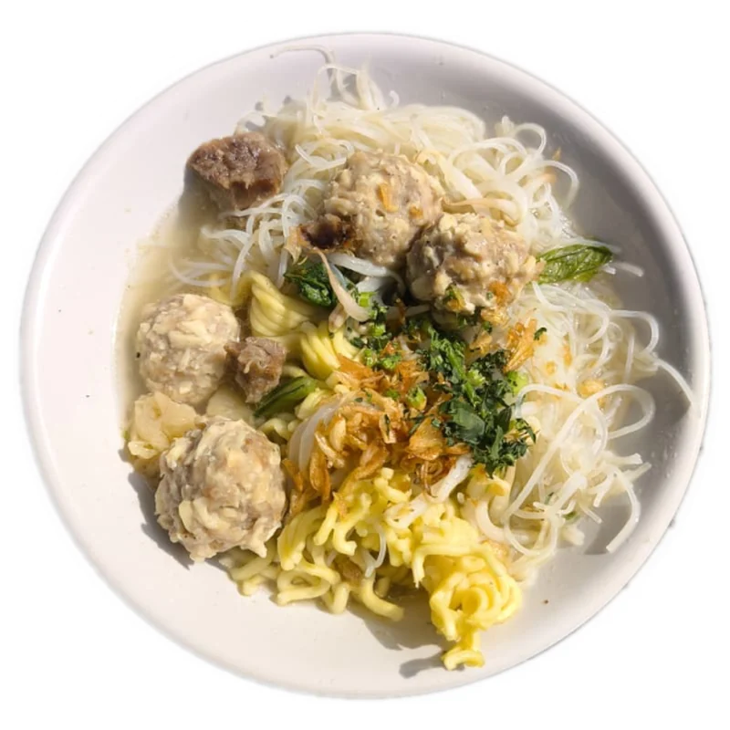 Bakso dengan mie kuning, bihun, dan taburan bawang goreng